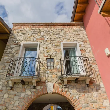 • Di Garda Piscina, Parcheggio Daire