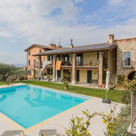 • Di Garda Piscina, Parcheggio Daire