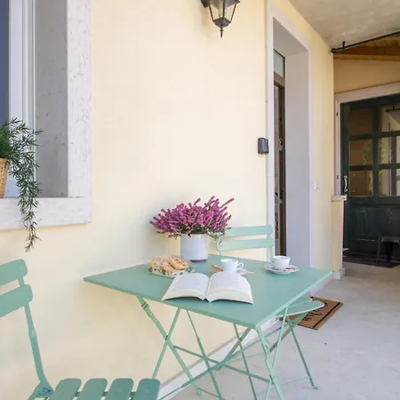 • Di Garda Piscina, Parcheggio Daire