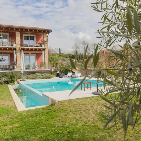 • Di Garda Piscina, Parcheggio Daire